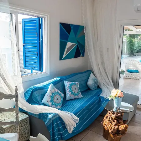 Greek Island Style 2 Bedroom With Pool Next To The Sea ラルナカ