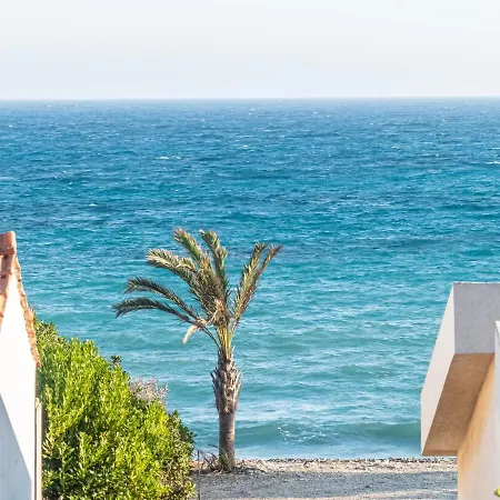 Greek Island Style 2 Bedroom With Pool Next To The Sea ラルナカ