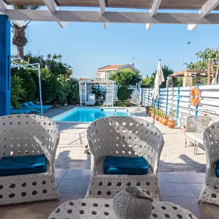 Greek Island Style 2 Bedroom With Pool Next To The Sea *