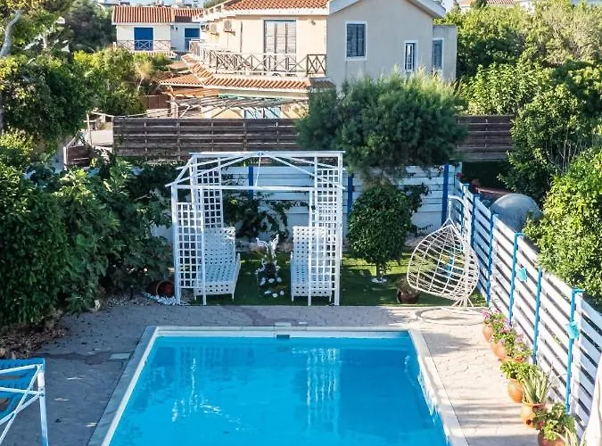 Greek Island Style 2 Bedroom With Pool Next To The Sea