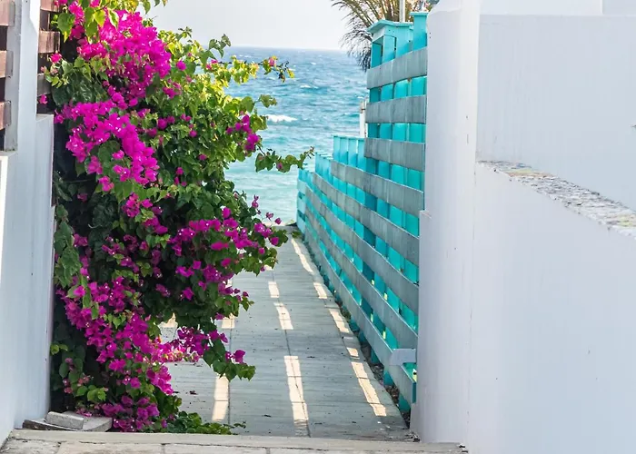 Greek Island Style 2 Bedroom With Pool Next To The Sea Λάρνακα